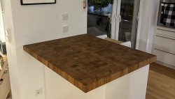 Kundenprojekt: Hirnholz-Arbeitsplatte aus Eiche